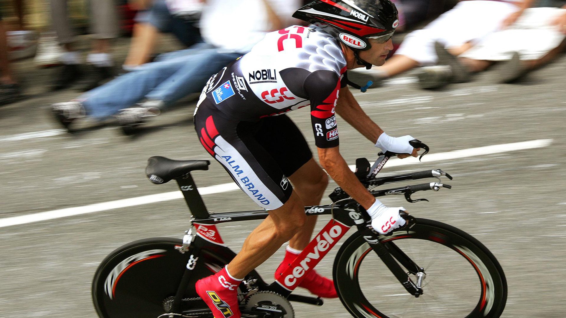 赛道上的血色浪漫，塞恩斯绝境领航，阿斯顿马丁终局逆袭迈凯伦