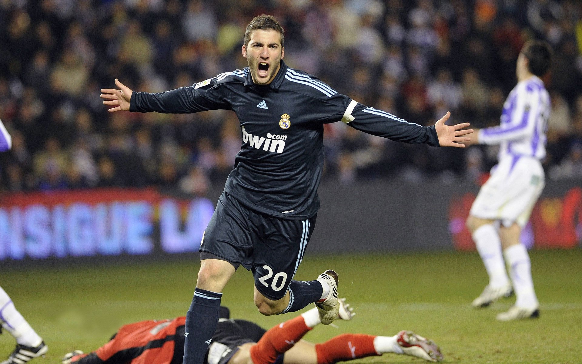 从红土到草地，阿尔卡拉斯扛起全队，温网完胜法网的启示