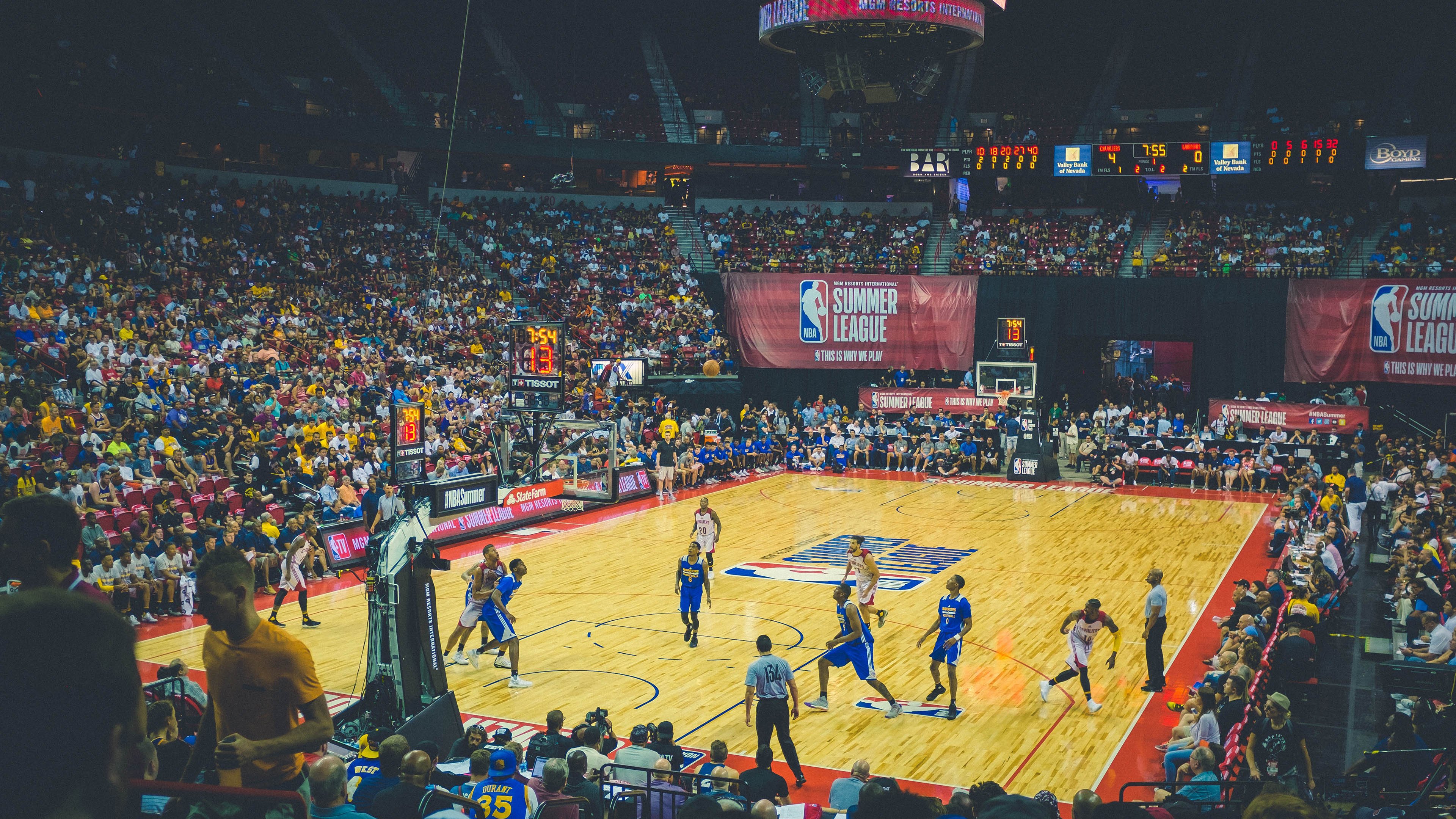 库里惊艳四座，雄鹿力克尼克斯，当团队坚韧遇上个人传奇